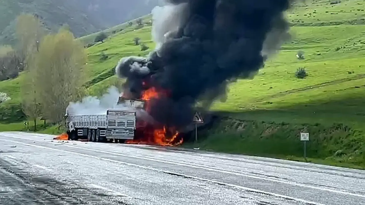 Bitlis'te Çarpışan 2 TIR'da Yangın Çıktı: 2 Ölü