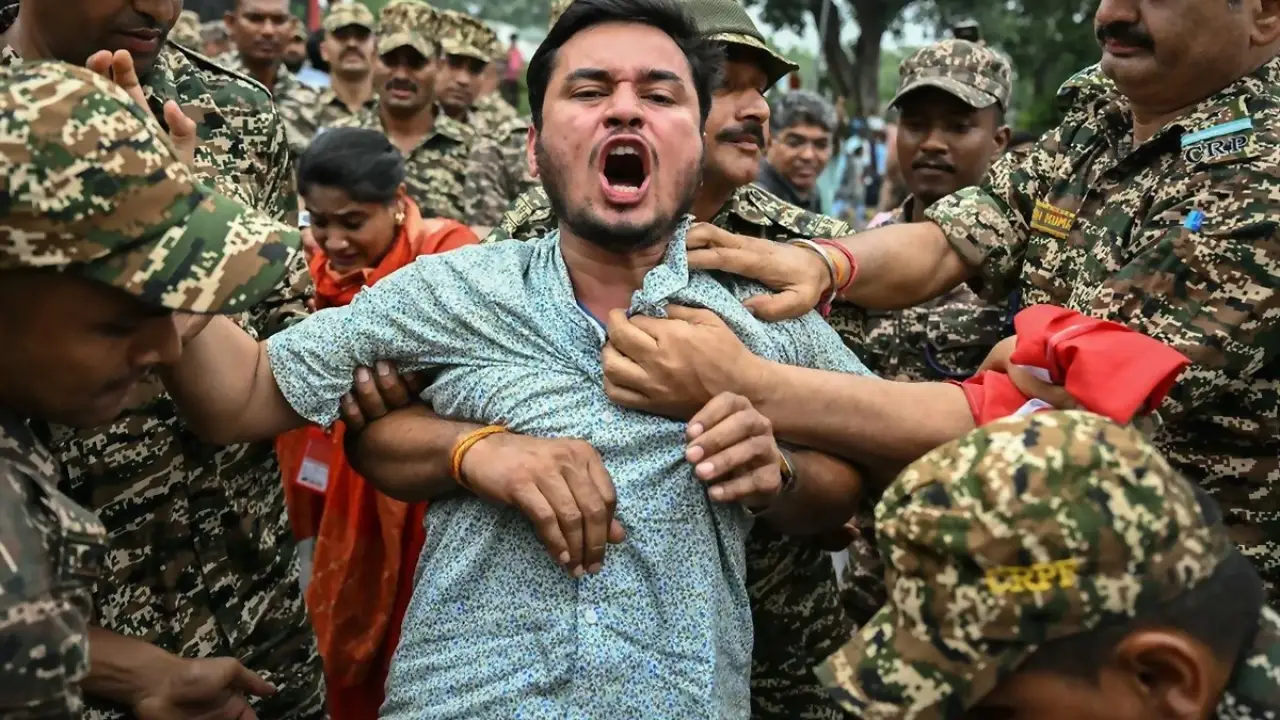 Hindistan'da Seçim Listeleri Güncellemesine Tepki: "Hamam Böcekleri" Hareketinden Gözaltılar ve Protestolar