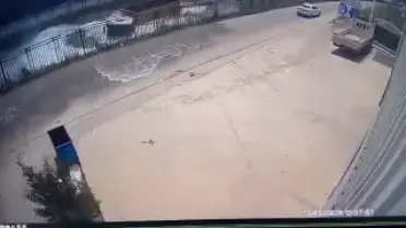 ADANA'da TIR Sulama Kanalına Düştü, Sürücü Hafif Yaralandı