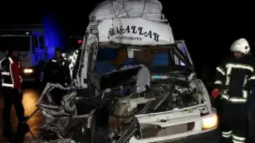 Aksaray'da Tarım İşçilerini Taşıyan Minibüs TIR'a Çarptı: 12 Yaralı