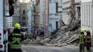 Almanya'da Tarihi Bina Çöktü: 3 Kişi Enkaz Altında Aranıyor