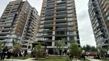 Asansörde Mahsur Kalanları Kurtarmak İsterken Boşluğa Düşerek Hayatını Kaybetti