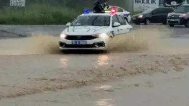Bartın'da Irmak Taştı, Kara Yolu Ulaşıma Kapandı