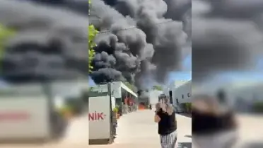 Bursa'da Depo Yangını Siyah Dumanlara Neden Oldu