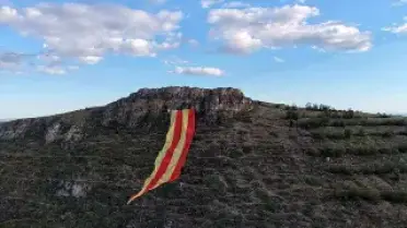Galatasaray Taraftarlarından Dağda Dev Bayrakla Şampiyonluk Kutlaması
