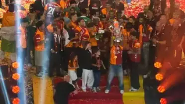 Galatasaray, Trendyol Süper Lig Şampiyonluk Kupasını Kaldırdı