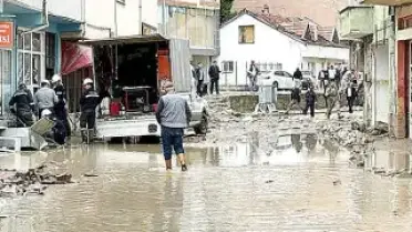 Havza'da Sel Felaketi: 4 Mahalle Sular Altında Kaldı, 12 Kişi Yaralandı