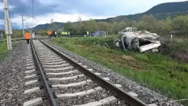 Hemzemin Geçitte Tren Kamyonete Çarptı: 4 Yaralı