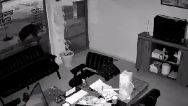 İş Yeri Önündeki Saksıdan Çiçekler Kimliği Belirsiz Kişi Tarafından Sökülerek Çalındı