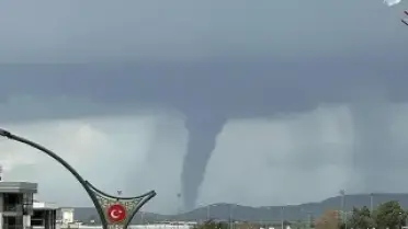 İzmir'in Menemen ilçesinde hortum oluştu
