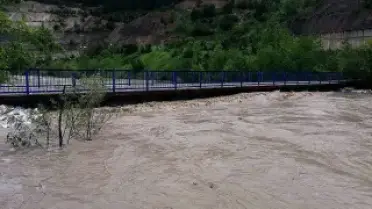 Kelkit Çayı'nda Debisi Yükseldi, Yeşilçam Köprüsü Ulaşıma Kapatıldı