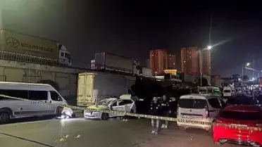 Küçükçekmece'de Dur İhtarına Uymayan Otomobilden Polise Ateş Açıldı: 1 Polis Yaralandı