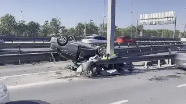 Küçükçekmece'de Trafiği Etkileyen Kaza: Otomobil Takla Attı