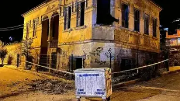 Manisa'da Tarihi Binanın Çatısı ve Duvarları Çöktü, Araç Hasar Gördü