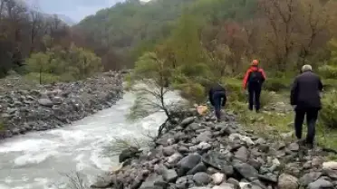 Muş'ta Köprüden Düşen Kadın Akıntıya Kapıldı, Arama Çalışmaları Sürüyor