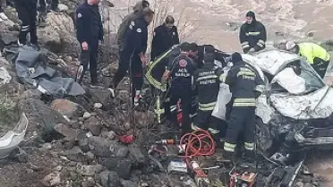 Otomobil Dereye Yuvarlandı: 2 Kişi Hayatını Kaybetti, 1 Kişi Yaralandı