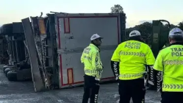 Pendik TEM Otoyolu'nda TIR dorsesi devrildi, çekicisi yan yattı