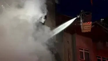 Şişli'de Motosiklet Yangını İş Yerini ve Binayı Sararak Hasara Yol Açtı