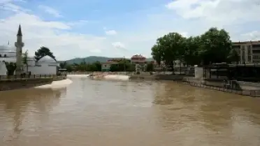 Tokat'ın Turhal İlçesinde Yeşilırmak Taşkın Riski Nedeniyle Tahliyeler Başladı, Eğitime Ara Verildi