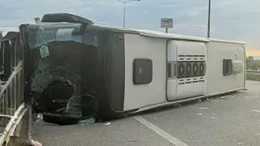 Yolcu Otobüsü Kontrolden Çıkarak Devrildi: 25 Yaralı