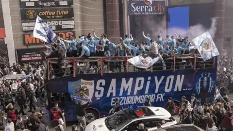 Erzurumspor FK Süper Lig'e Yükselişini Şehir Turuyla Kutladı