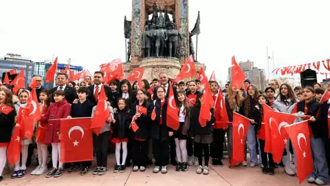 İBB Başkanvekili Nuri Aslan, 23 Nisan'da koltuğunu öğrenci Zeynep Mira Örs'e devretti