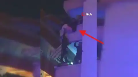 Balkondan Sarkan Şahıs Polis Tarafından Kurtarıldı