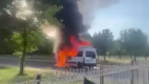 Diyarbakır'da Seyir Halindeki Minibüs Yangını: Araç Kullanılamaz Hale Geldi