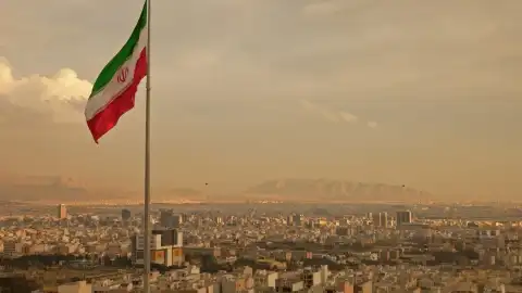 ABD Medyası: İran, Katar'daki ABD Hava Üssü'ne Saldırdı