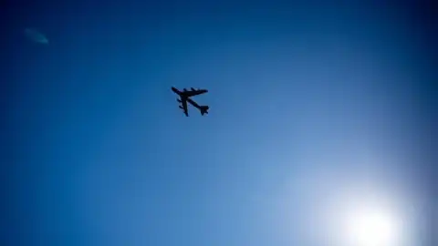 ABD Hava Kuvvetlerine Ait B-52 Uçağı Edwards Hava Sahasında Düştü
