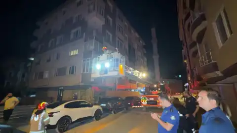 Avcılar'da Toprak Kayması Nedeniyle Kolonlarından Ses Gelen 5 Katlı Bina Tahliye Edildi