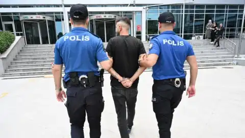 Kırmızı Bültenle Aranan E.B.G. Mersin Havalimanı'nda Yakalandı