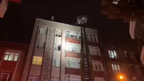 Esenyurt'ta 4 Katlı Binanın Çatısında Yangın: Can Kaybı ve Yaralanma Yok
