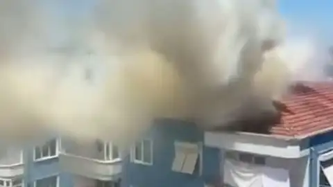 Silivri'de 4 Katlı Binanın Çatısında Yangın: Ekipler Müdahale Etti