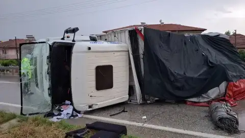 Manisa Kula'da 3 Aracın Karıştığı Trafik Kazasında 2 Ölü, 4 Yaralı