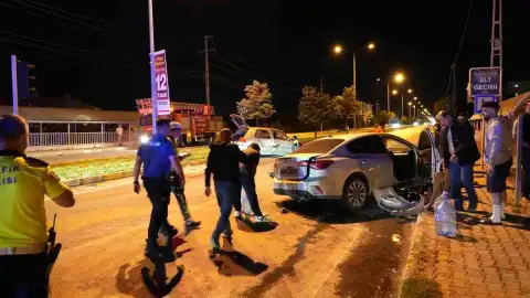 Erzincan-Sivas Karayolu'nda İki Otomobil Çarpıştı: 5 Yaralı