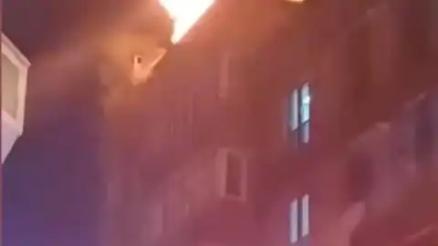 Esenyurt'ta 4 Katlı Binanın Çatısında Yangın Çıktı