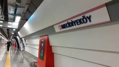 M7 Metro Hattı'nda Teknik Arıza Nedeniyle Seferler Aksadı