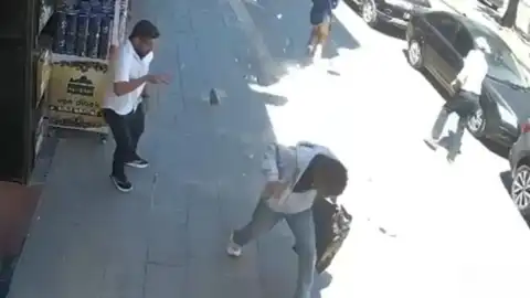 Cumhuriyet Caddesi'nde Bina Cephesinden Kopan Beton Parçaları Paniğe Neden Oldu