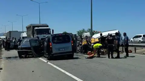 Karadeniz Sahil Yolu'nda Feci Kazada 2 Kişi Hayatını Kaybetti, 3 Kişi Yaralandı