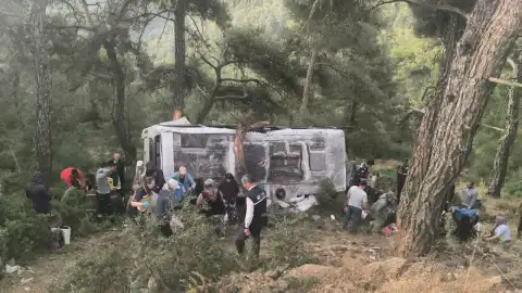 İzmir Bayındır'da Tarım İşçilerini Taşıyan Minibüs Şarampole Devrildi: 22 Yaralı