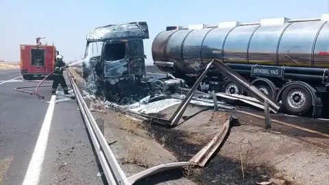 Mardin'de Bitkisel Yağ Taşıyan Tankerin Çarptığı Refüjde Yangın Çıktı