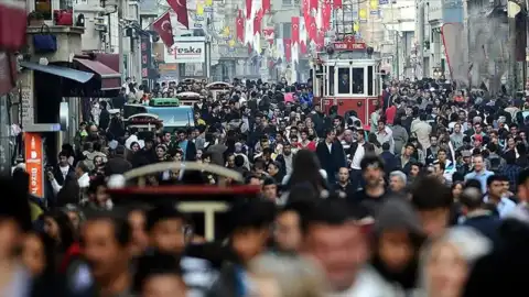 İstanbul'da Nüfus Yoğunluğu Kaynakları Zorluyor: Uzmanlar Tersine Göç Çağrısı Yapıyor