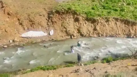 Yüksekova'da Derede Mahsur Kalan Kadın, Özel İdare Ekiplerince Kurtarıldı
