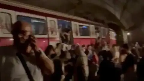 İstanbul Bostancı'da Metro Treni Raydan Çıktı: Yolcular Tahliye Ediliyor
