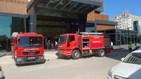 Elazığ'da 12 Katlı Otelin Çatı Katında Yangın: 10 Kişi Dumandan Etkilendi