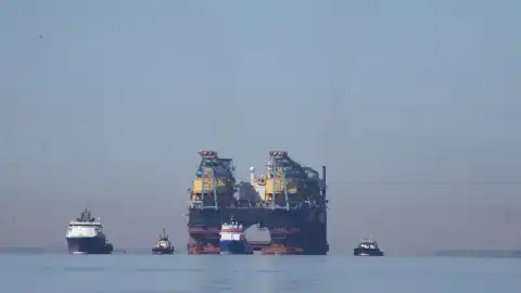 Dev Vinç Gemisi İstanbul Boğazı'ndan Geçiyor, Trafik Durdu
