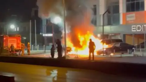 Bakırköy'de 50 Milyon TL Değerindeki 4 Otomobil Kundaklama Şüphesiyle Yanarak Kullanılamaz Hale Geldi