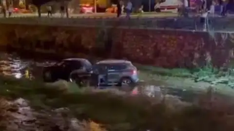 Bursa Osmangazi'de zincirleme trafik kazası: 2 otomobil dereye savruldu, 6 yaralı