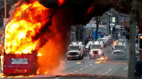 Kuzey İrlanda'da Şiddet Olayları: Türk Berber Dükkanı Hedef Alındı